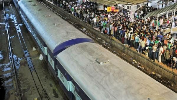 100 crore fine from ticketless train passengers in Mumbai 
