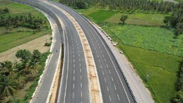 ಹೆದ್ದಾರಿಯಲ್ಲಿ 50 ಮೀಟರ್‌ ಕಾಲ್ನಡಿಗೆ 