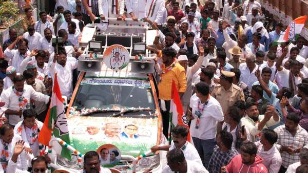 Karnataka Election 2023: Siddaramaiah Leaves Govt Car After Model Of Conduct Enforced Karnataka Election 2023: Siddaramaiah Leaves Govt Car After Model Of Conduct Enforced