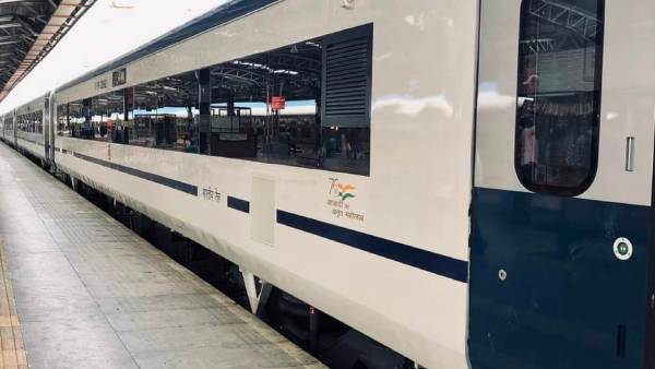 Stones Pelted At Vande Bharat Express In West Bengal