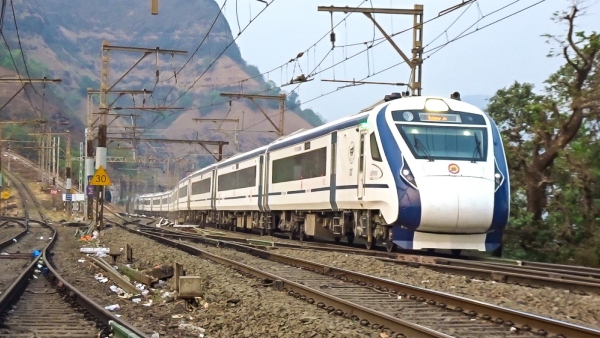 Girl sitting on serving tray in Vande Bharat train, anger of netizens 