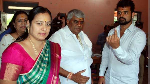 JDS leaders Bhavani, Swaroop to file papers for Hassan ticket in Karnataka