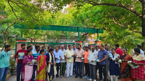 Bommanahalli congress leaders distributed free nandini milk and asked to support KMF