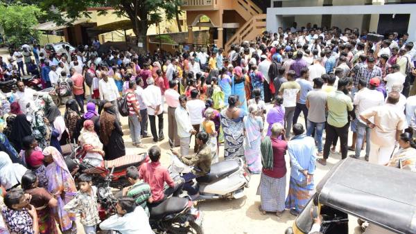 Mandya Congress Workers Protest For Give Ticket To Keelara Radhakrishna