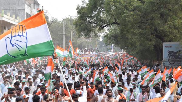 Shikaripura Congress Workers Protest Near Siddaramaiah House 