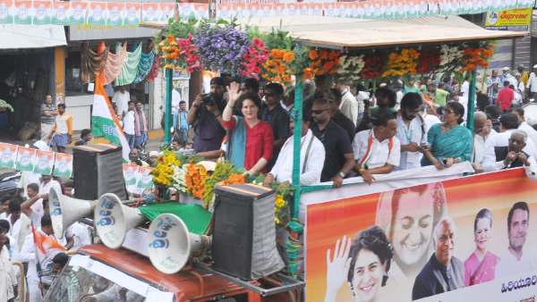 Kadugolla Community Give Sheep To Priyanka Gandhi