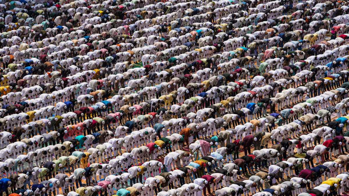 Uttar Pradesh Police lodged FIR on 2,000 People for Eid Namaz in Roads Uttar Pradesh Police lodged FIR on 2,000 People for Eid Namaz in Roads