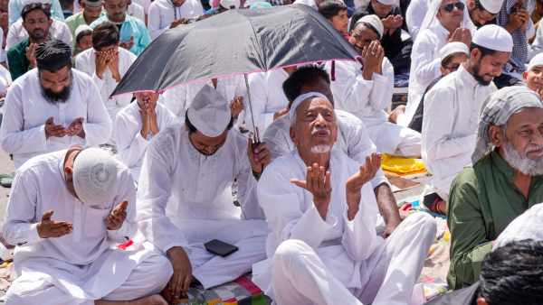 Uttar Pradesh Police lodged FIR on 2,000 People for Eid Namaz in Roads Uttar Pradesh Police lodged FIR on 2,000 People for Eid Namaz in Roads