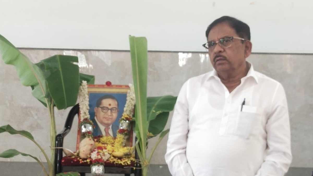 Stone pelted on G Parameshwar in Koratagere, injured his head Stone pelted on G Parameshwar in Koratagere, injured his head