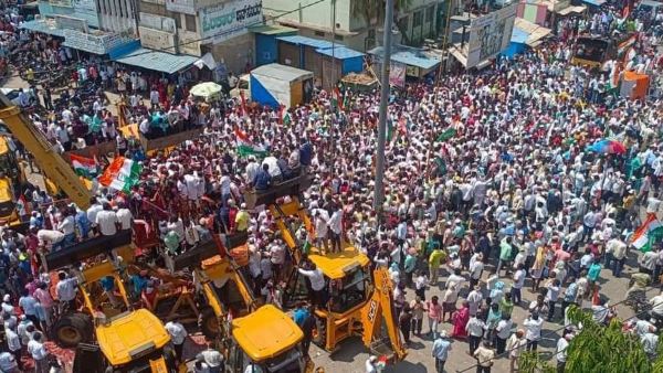 stone pelting during G Parameshwars file nomination papers in Koratagere