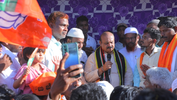 ಹಾವೇರಿ: ಪ್ರಚಾರದ ವೇಳೆ ಪೊಲೀಸರ ವಿರುದ್ಧ ಸಿಎಂ ಗರಂ