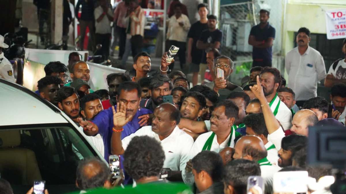 Karnataka former CM Kumaraswamy compared Maharashtra to China