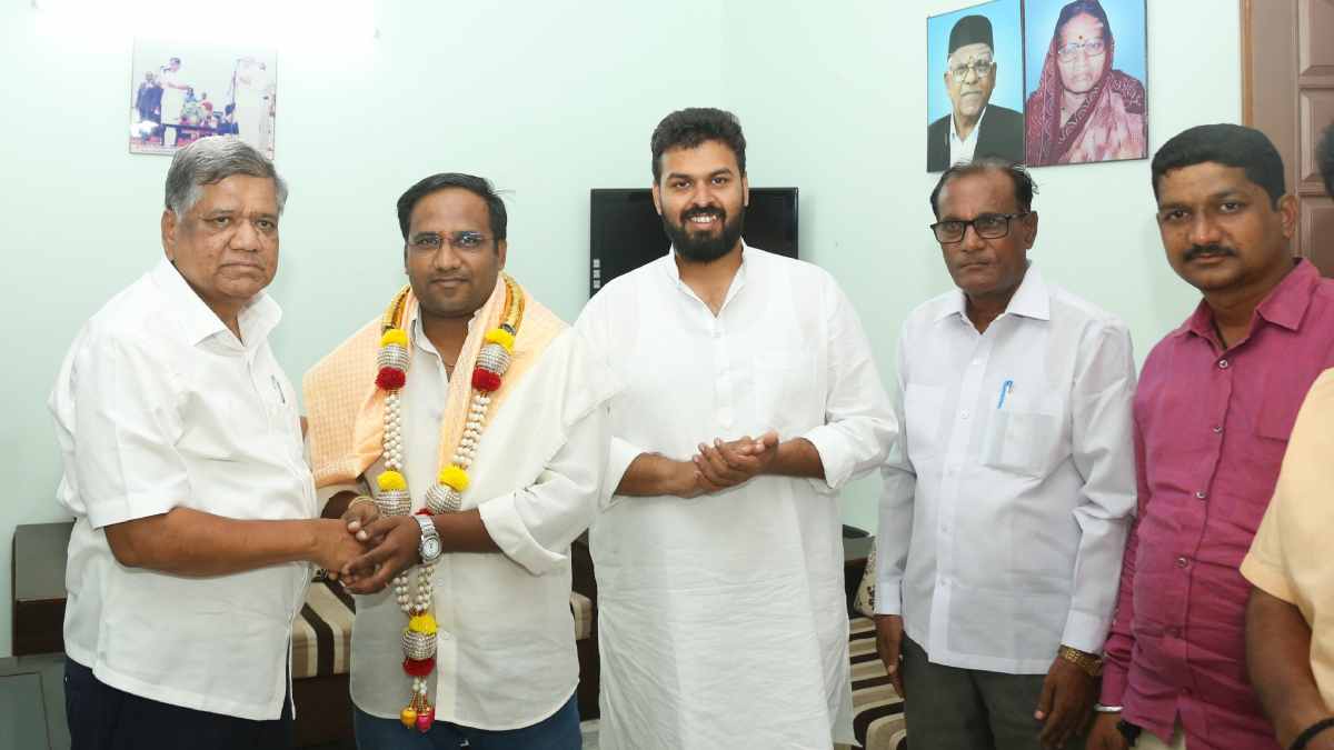 karnataka Congress Leader Jagadish Shettar meets party worker who wrote letter in blood