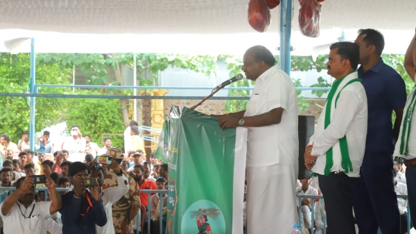 Many Congress, BJP Rebels Meet JDS Leader Kumaraswamy