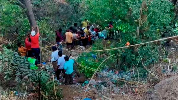 Bus tragedy in Maharashtra killed 12 and 28 wounded Bus tragedy in Maharashtra killed 12 and 28 wounded