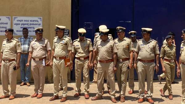 Keralians Rushed To Karnataka Border Petrol Bunks