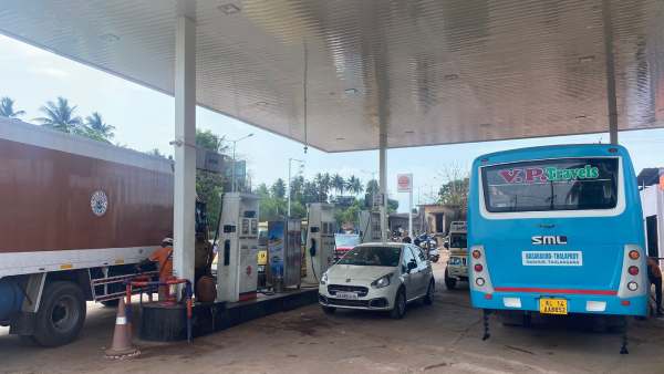 Keralians Rushed To Karnataka Border Petrol Bunks
