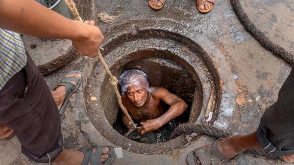 Manual Scavenging Ban: Central Govt To Hold Meeting With secretaries of all states-UTs: Supreme Court Manual Scavenging Ban: Central Govt To Hold Meeting With secretaries of all states-UTs: Supreme Court