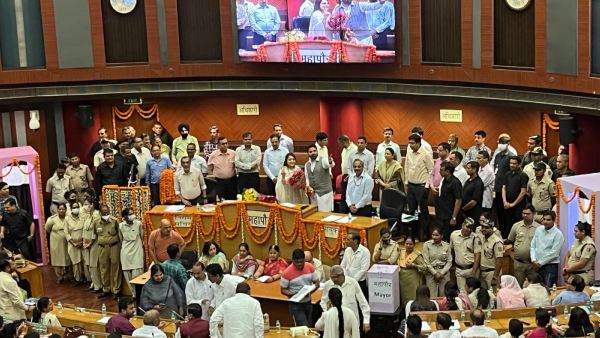 MCD Election: Shelly Oberoi as Delhi Mayor, Ale Mohammad Iqbal as Deputy Mayor won unopposed MCD Election: Shelly Oberoi as Delhi Mayor, Ale Mohammad Iqbal as Deputy Mayor won unopposed