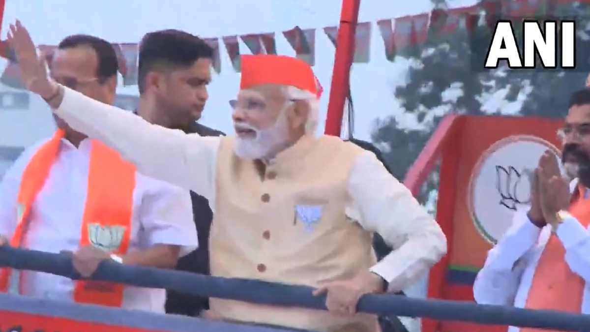 Narendra Modi Road Show: Bengaluru People Welcomed PM Narendra Modi With Showers Of Flowers Narendra Modi Road Show: Bengaluru People Welcomed PM Narendra Modi With Showers Of Flowers