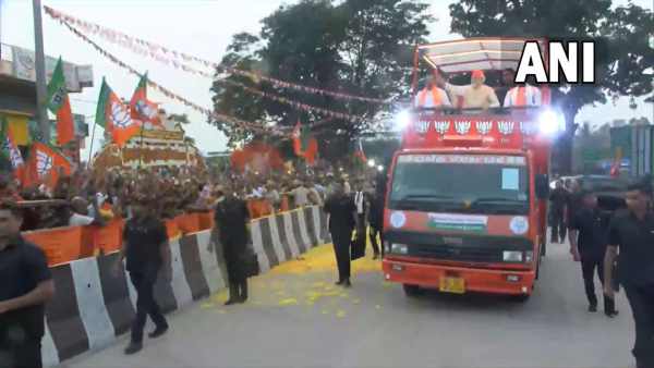 Narendra Modi Road Show: Bengaluru People Welcomed PM Narendra Modi With Showers Of Flowers Narendra Modi Road Show: Bengaluru People Welcomed PM Narendra Modi With Showers Of Flowers