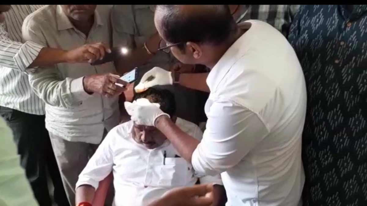 Stone pelted on G Parameshwar in Koratagere, injured his head Stone pelted on G Parameshwar in Koratagere, injured his head