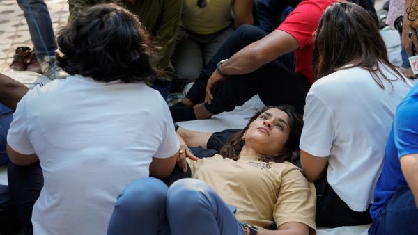  wrestlers protest: Internationally renowned athletes sleeping on the road 