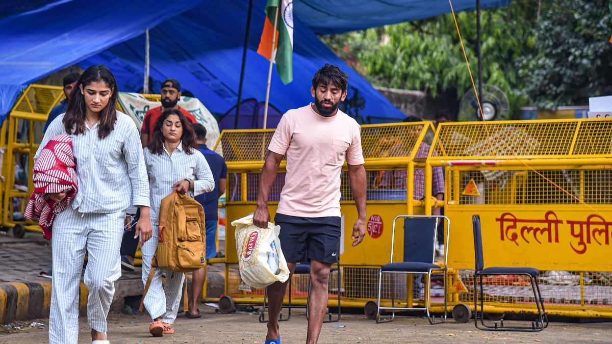 Wrestlers protest: Delhi Police to register FIR against WFI president Brij Bhushan Wrestlers protest: Delhi Police to register FIR against WFI president Brij Bhushan