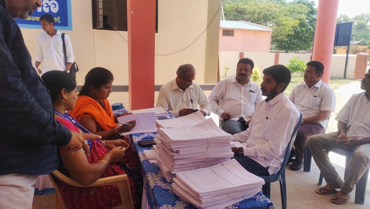 Nomination Submission by Congress candidate R.Narendra and Navneet of independent party in hanur Nomination Submission by Congress candidate R.Narendra and Navneet of independent party in hanur