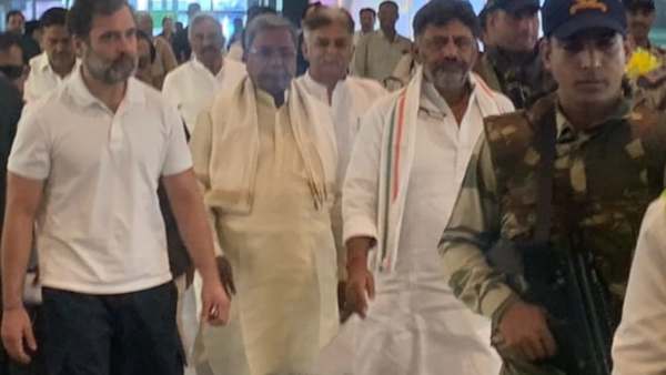 Rahul Gandhi reached bengaluru airport and grand welcome by Congress state leaders