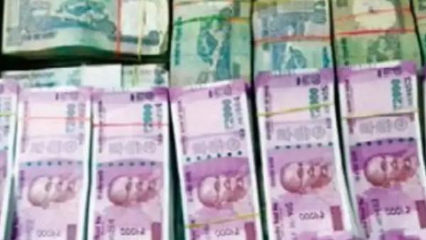 Karnataka: Election Police and Excise Officials seized Illegally Transported Gifts items, liquor, drugs cash Karnataka: Election Police and Excise Officials seized Illegally Transported Gifts items, liquor, drugs cash