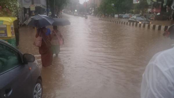 Bengaluru Rain: Heavy rain in Whitefield and Many places, problems due to water flowing on roads