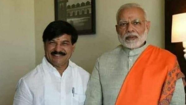 Karnataka Election: Amit Shah Hugs To SA Ramdas Who Compromised His KR Constituency