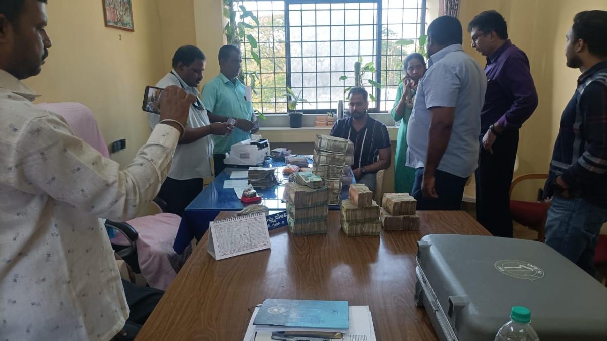 Election Officials seized ₹38 lakh money without proper documents in Jagadapura check post