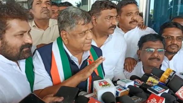 Congress workers welcomed Jagadish Shettar At HubballiCongress workers welcomed Jagadish Shettar At Hubballi