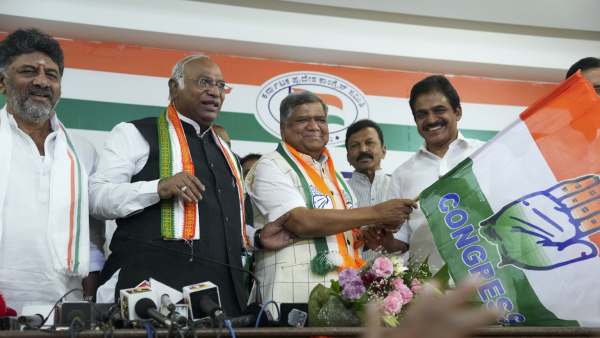 Karnataka ex-CM Jagadish Shettar joins Congress, gets poll ticket