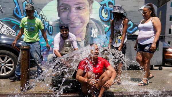 World could face record temperatures this year : climate scientists