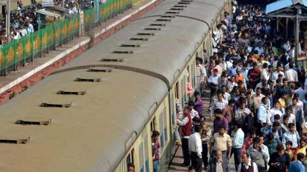 Sinner set fire to co-passenger in moving Kerala train: 3 dead, 9 injured!