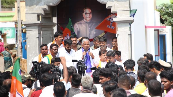 Congress Workers Interrupt V Somanna Campaign And Shouted pro-Siddaramaiah Slogan In Varuna