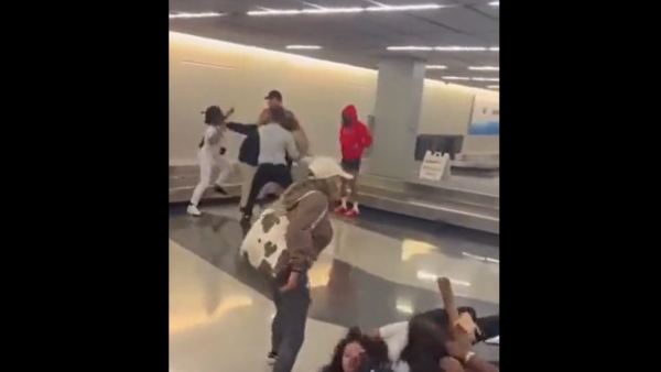 Passengers fight each other at the airport - video