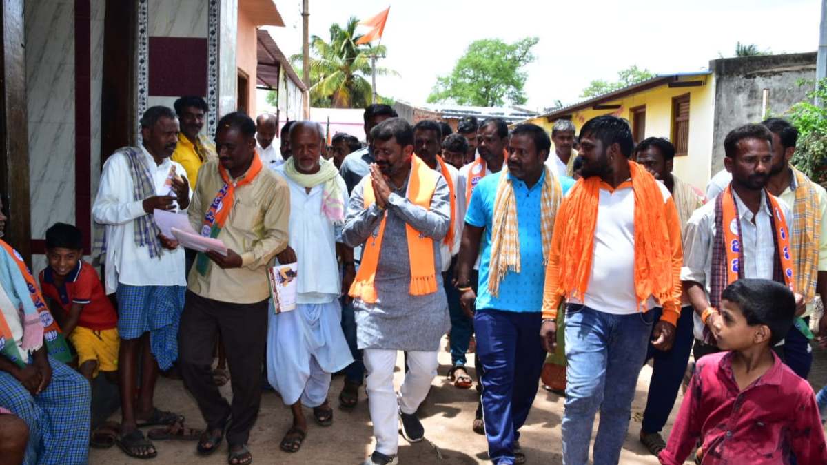 Dharwad BJP Candidate Amrut Desai Make Huge Road Show, And He Reequest Vote For BJP