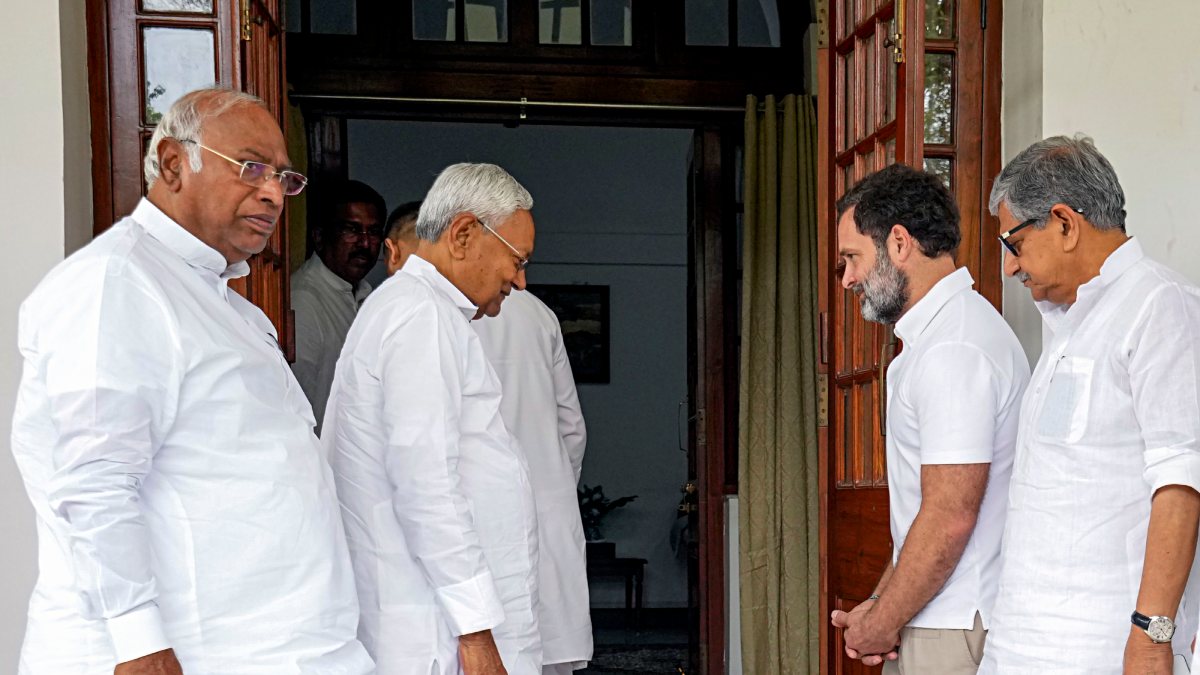 Effect of Karnataka Results: Nitish Kumar, Tejashwi Yadav to meet Mallikarjun Kharge, Rahul Gandhi Effect of Karnataka Results: Nitish Kumar, Tejashwi Yadav to meet Mallikarjun Kharge, Rahul Gandhi