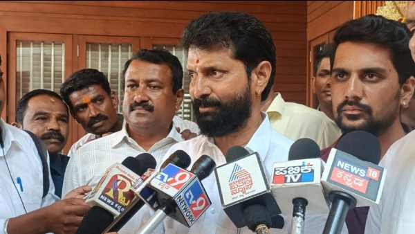 Talk War Between BJP MLA C.T Ravi and JDS MLC Bojegowda