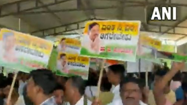 Congress leader G Parameshwaras supporters protest in demand for CM post 