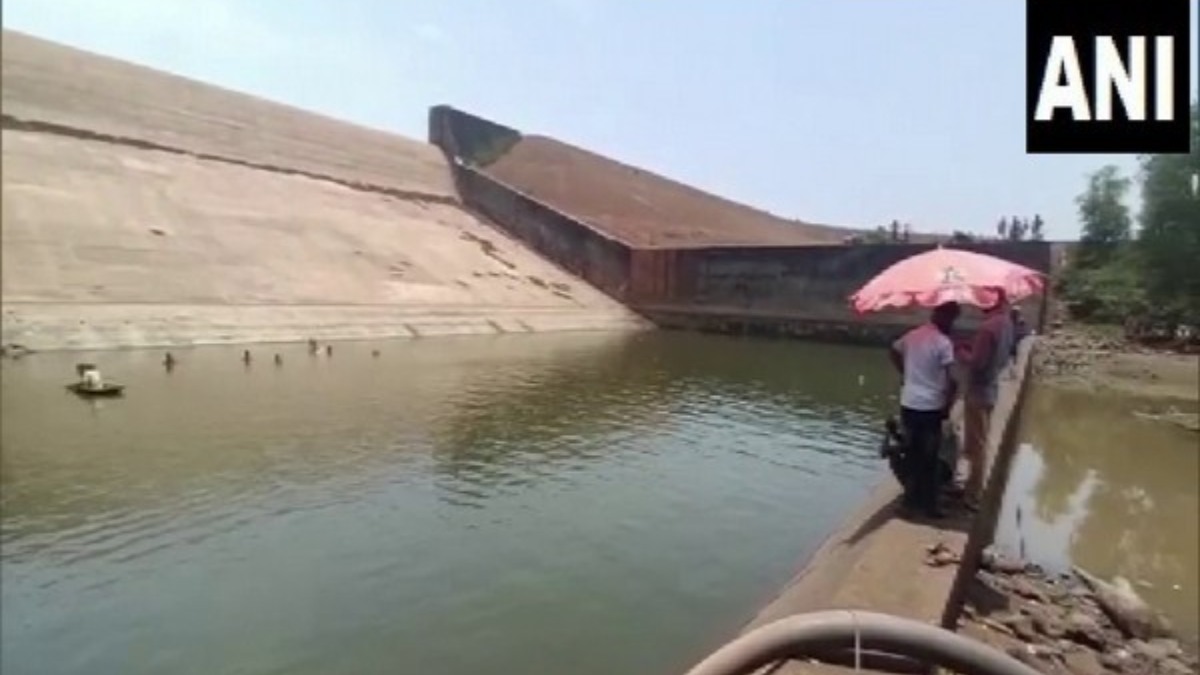 A food inspector emptied 21 lakh liters of water to find his mobile phone that fell into the reservoir A food inspector emptied 21 lakh liters of water to find his mobile phone that fell into the reservoir