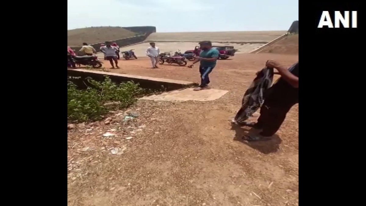 A food inspector emptied 21 lakh liters of water to find his mobile phone that fell into the reservoir A food inspector emptied 21 lakh liters of water to find his mobile phone that fell into the reservoir