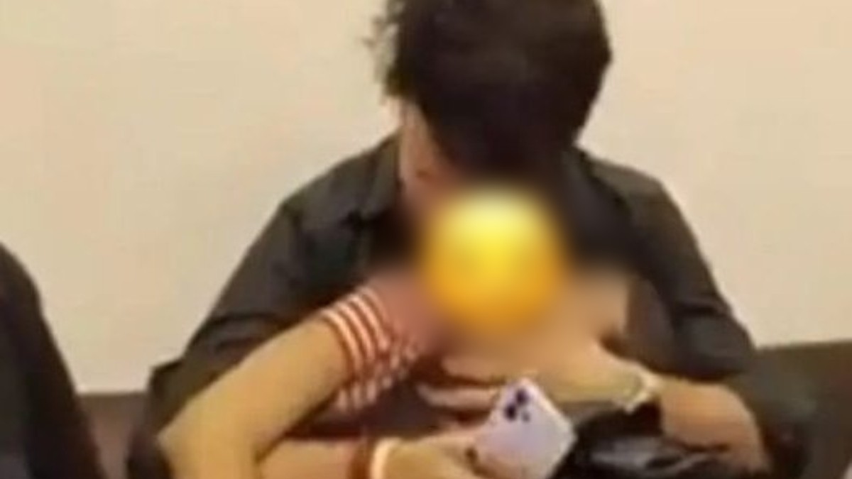 Video of couple kissing in coach goes viral Video of couple kissing in coach goes viral