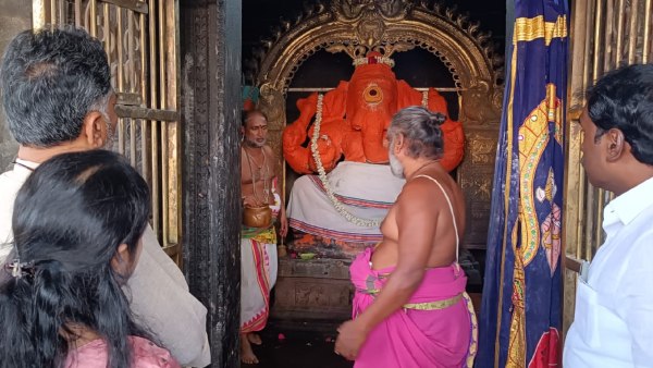 Karnataka Political Leaders Pay Visit To Temples Ahead of Assembly Election Results Karnataka Political Leaders Pay Visit To Temples Ahead of Assembly Election Results