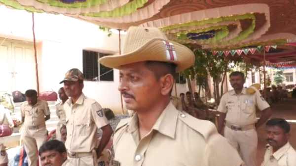 Gadag Police Attended The Election Duty In The Pain Of Losing His Mother