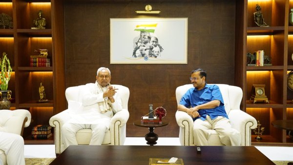 Nitish Kumar Meets Kejriwal In Delhi, Assures Support To AAP Govt Amid Tussle With Union Govt Nitish Kumar Meets Kejriwal In Delhi, Assures Support To AAP Govt Amid Tussle With Union Govt